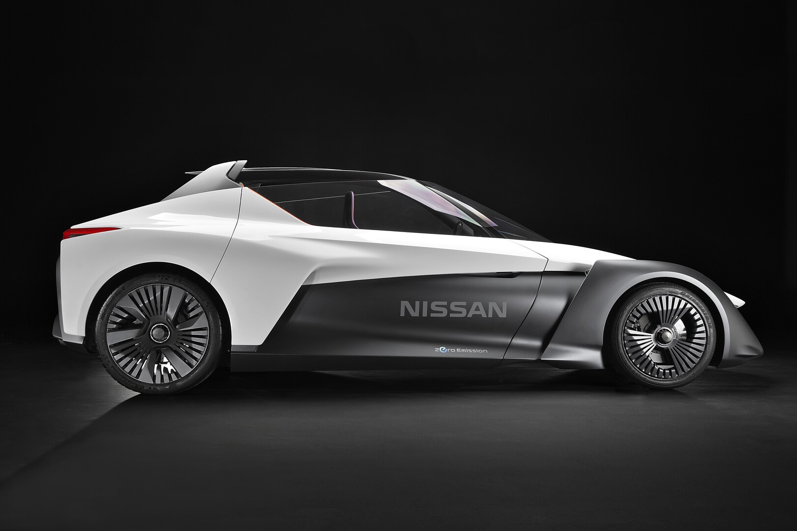 Nissan BladeGlider Concept - экологичный электрический драгстер с нежными линиями
