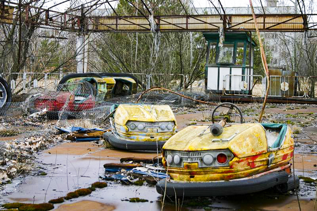Чернобыль: кладбище техники в Рассохе, замер радиации в 2010 году