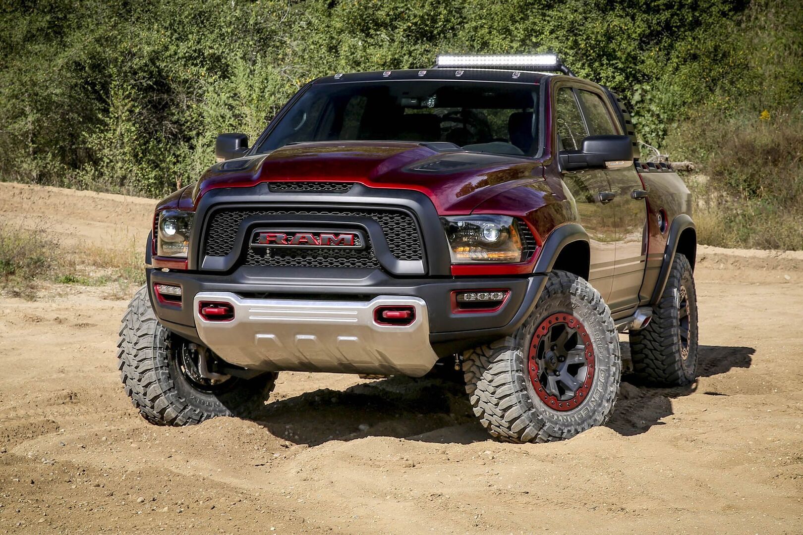 Гиперкар в мире пикапов: Ram Rebel TRX получит 717-сильный V8 - Quto.ru