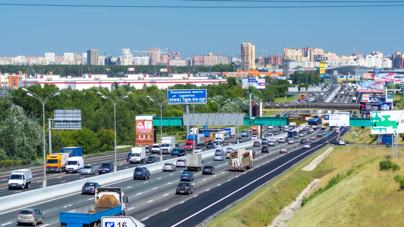 ГИБДД объяснила опасность езды грузовиков в левой полосе - Quto.ru