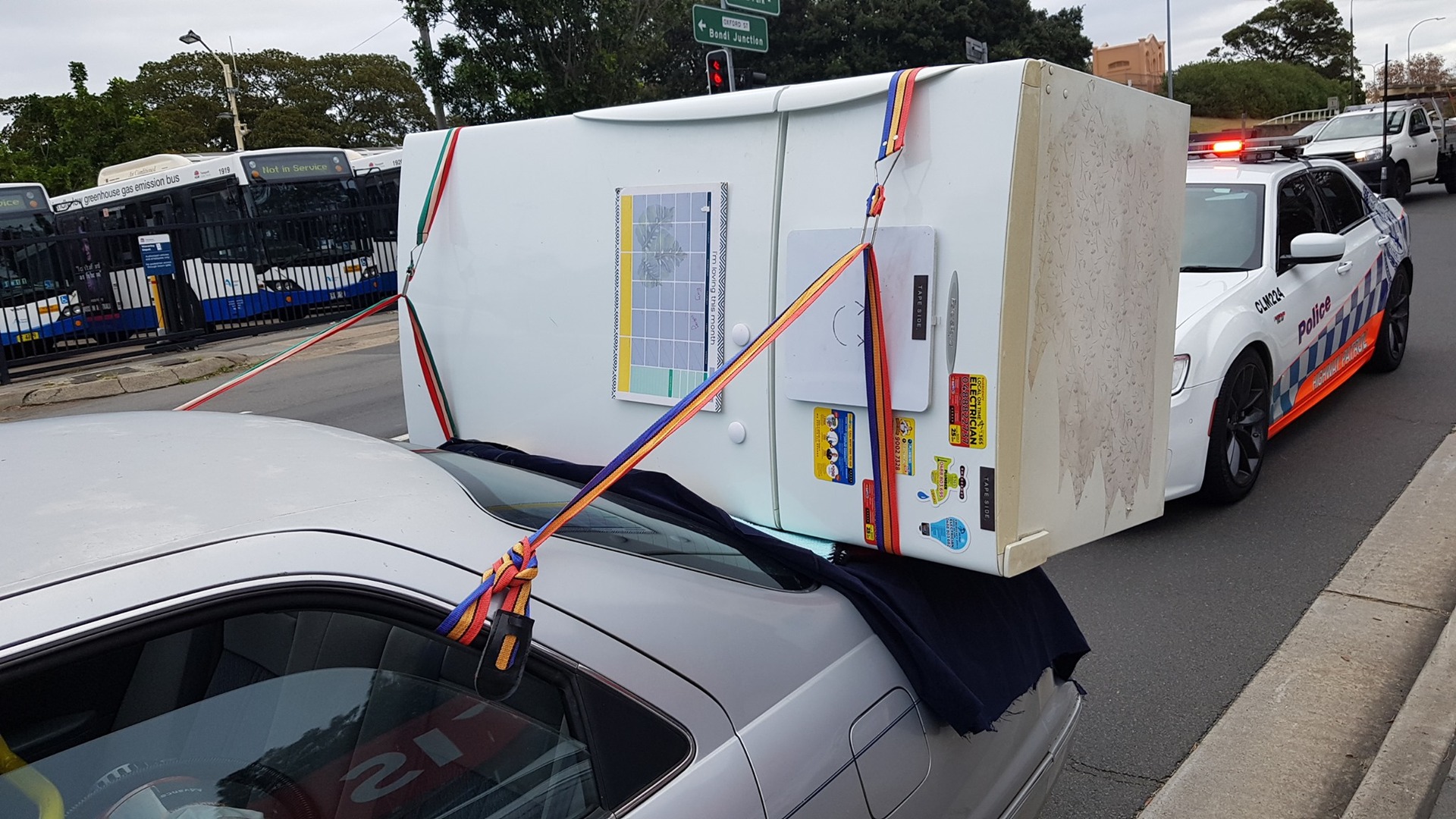 На Toyota Camry поставили огромный холодильник и поехали по дороге (фото)