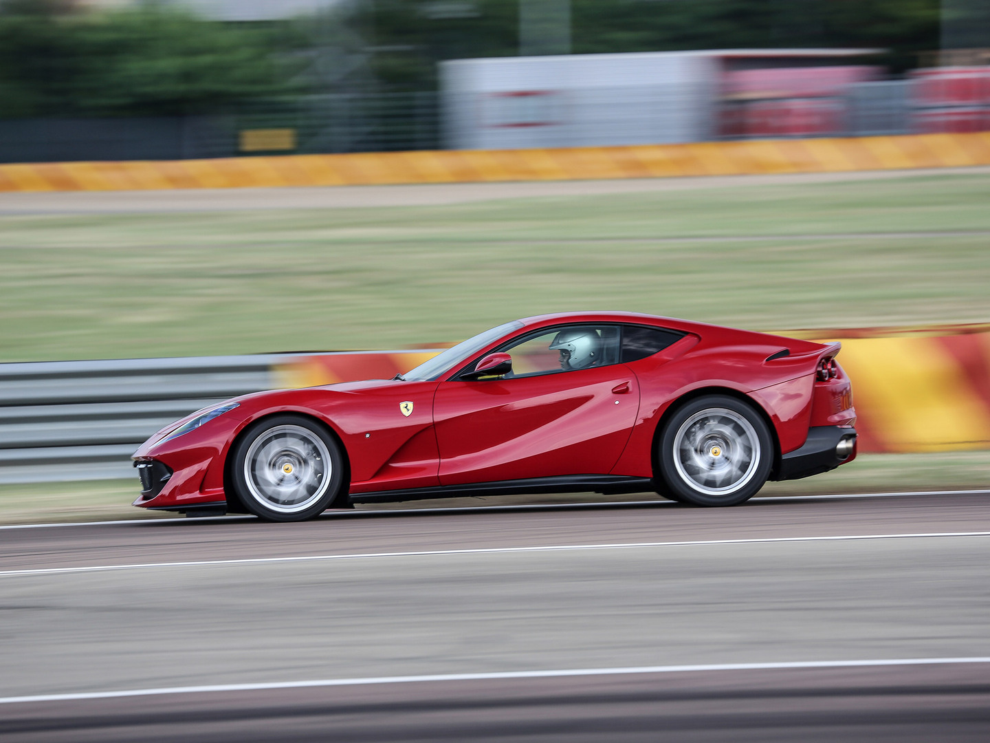 Ferrari 812 зелёная