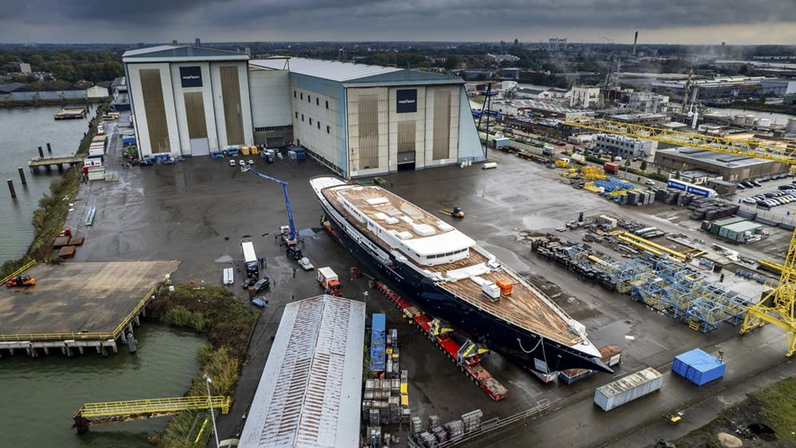 Посмотрите на огромную яхту Джеффа Безоса: ради нее разберут исторический мост