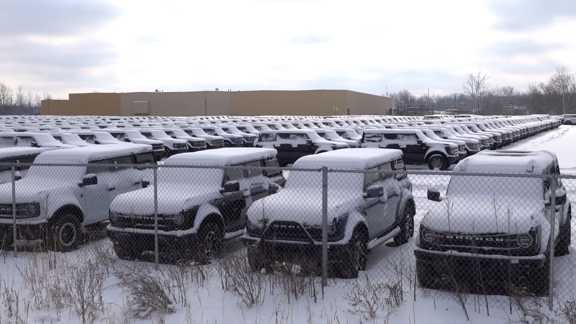 Тысячи внедорожников занесло снегом и скованы льдом: они не могут никуда  уехать: Новости - Quto.ru