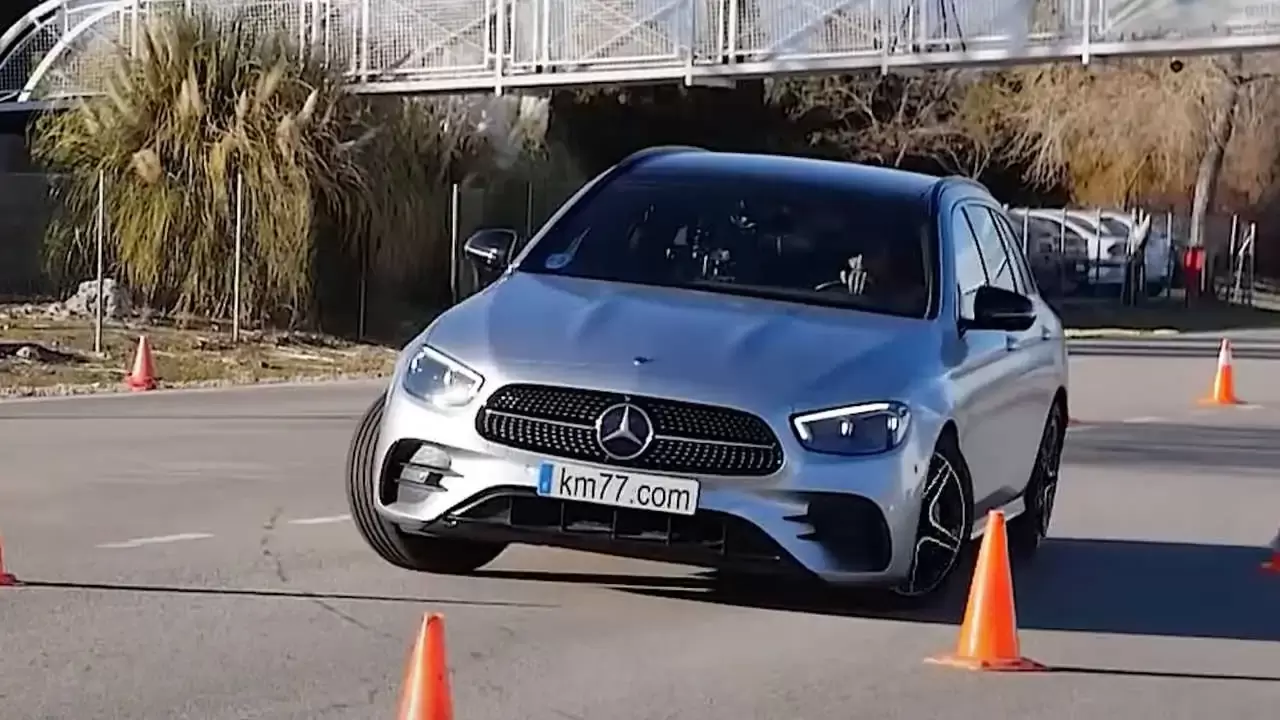 Mercedes-Benz E-Class прошел «лосиный тест» лучше Golf R, но хуже Opel  Insignia: видео - Quto.ru