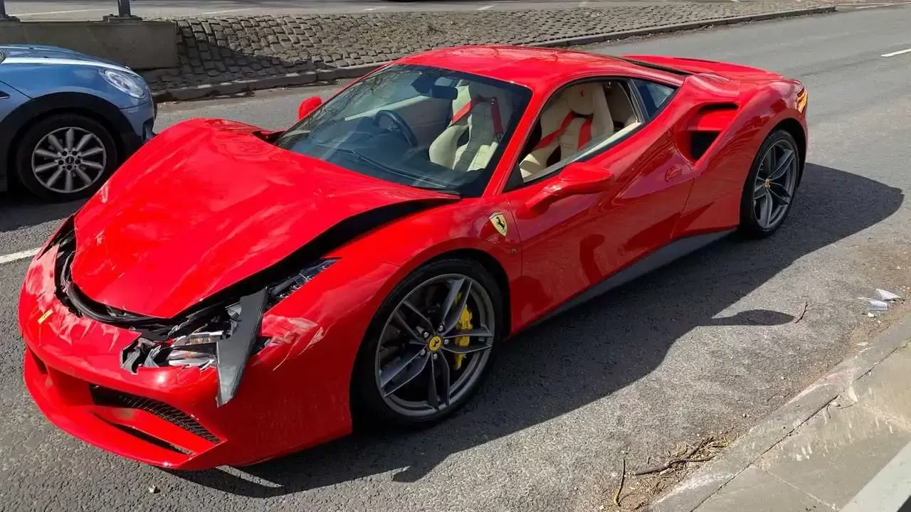 3 км — именно столько потребовалось владельцу нового Ferrari 488, чтобы  разбить автомобиль - Quto.ru