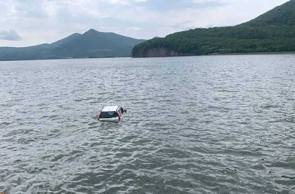 На Камчатке чиновница за рулём автомобиля сиганула в воду