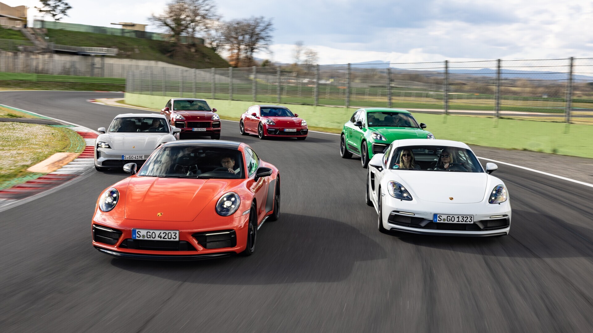 Porsche компания. Porsche automobil holding. Вывеска порше. Porsche 1. Порше салон на рублевке.