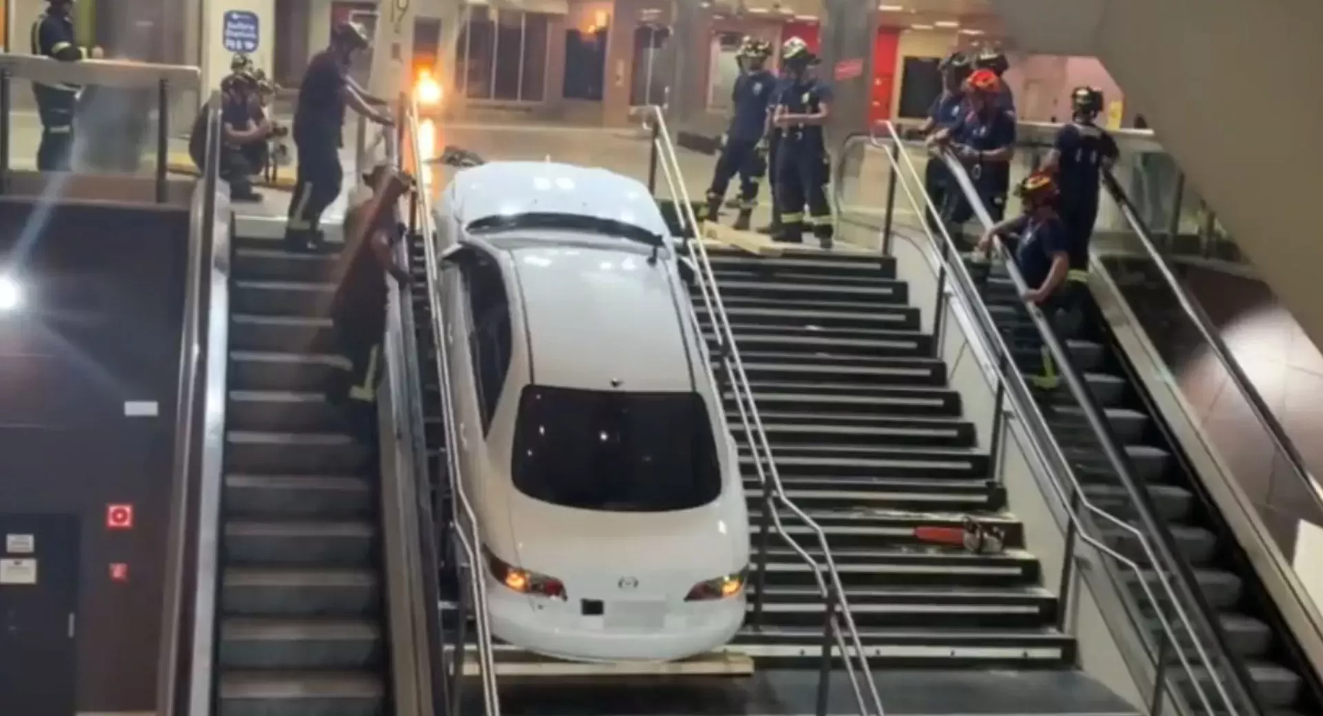 Угонщик автомобиля в Испании застрял на ступенях… 