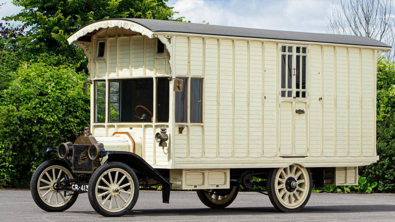 В продаже появился столетний деревянный дом на колёсах с дровяной… 
