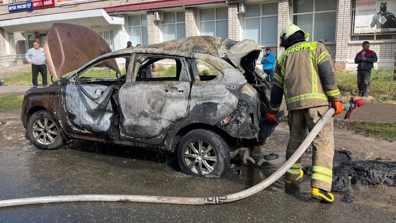 Владелец Lada Xray закурил в машине и взорвал газовый баллон, но… 