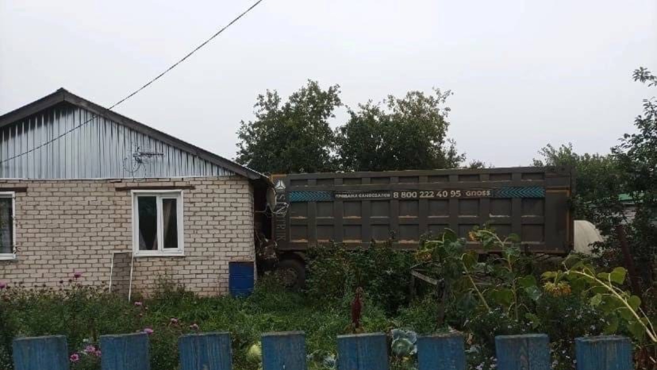 В Нижегородской области семья вынуждена жить с самосвалом внутри… 