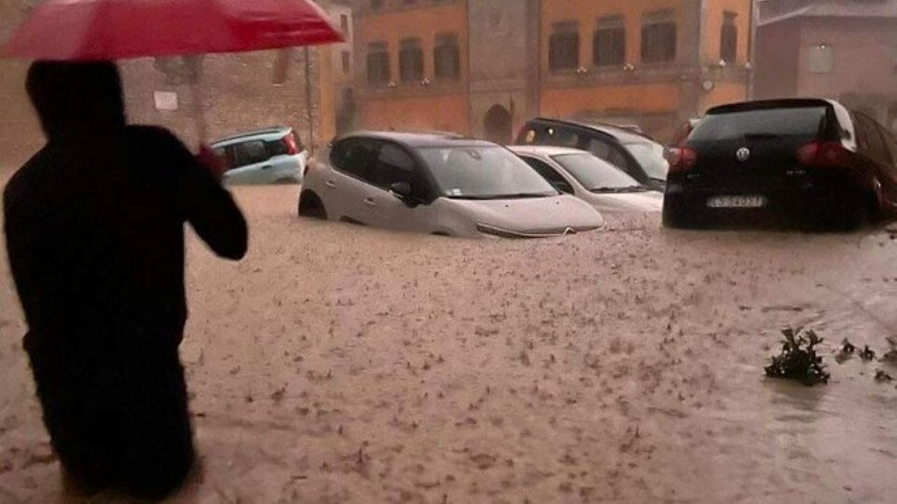 В Италии десятки машин оказались под водой из-за сильного… 