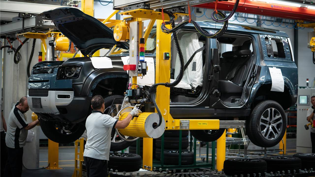 Jaguar Land Rover отправит тысячи сотрудников в простой… 