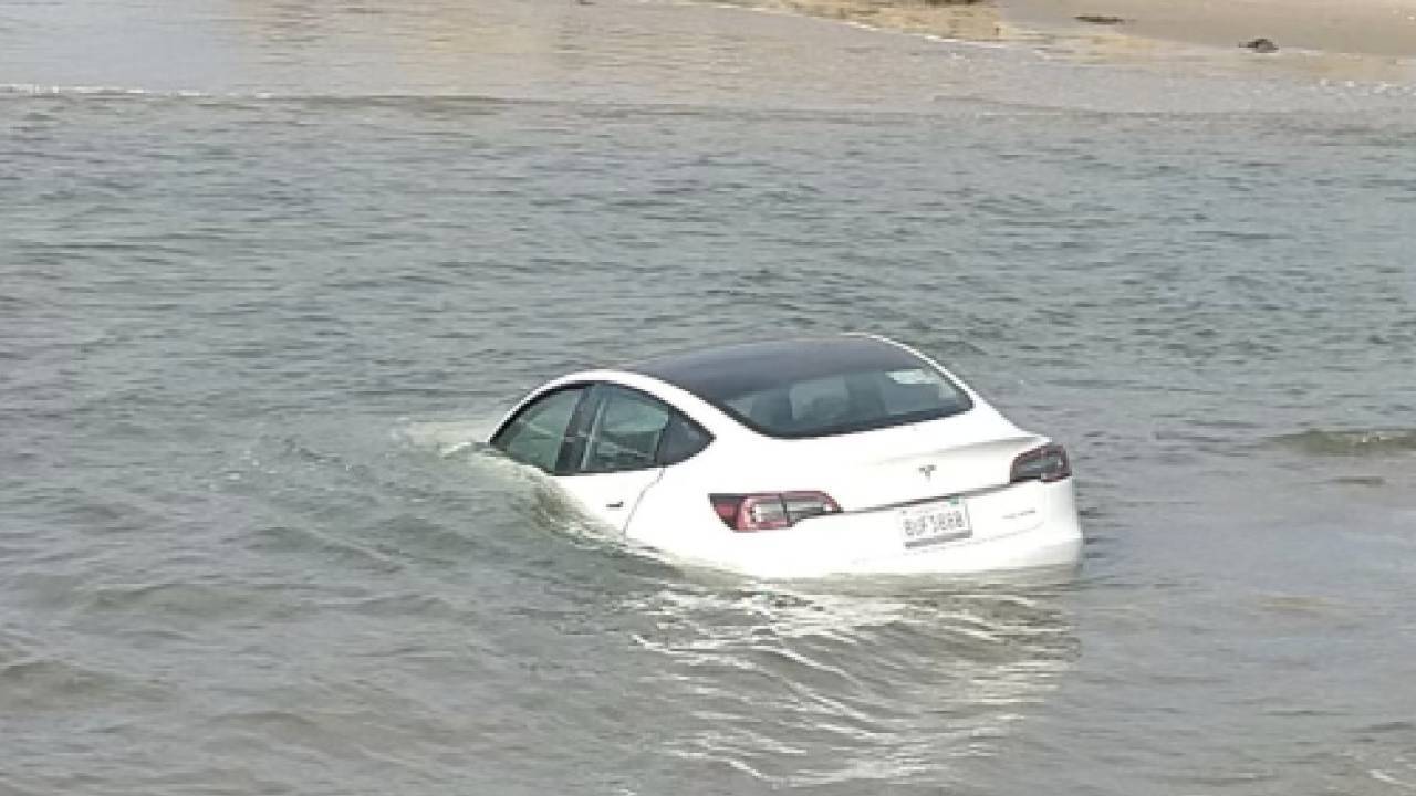 Море выбросило на берег Сочи два автомобиля - Quto.ru