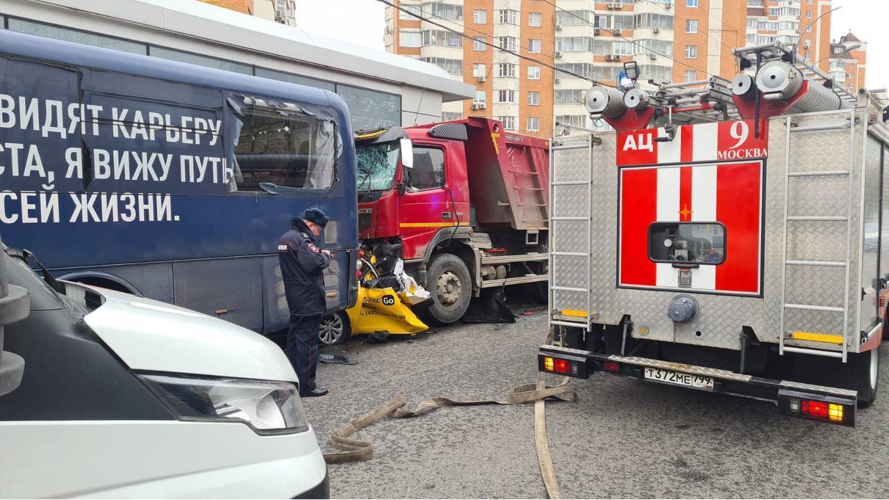 Установлена причина смертельной аварии с грузовиком, такси и автобусом в  Москве - Quto.ru