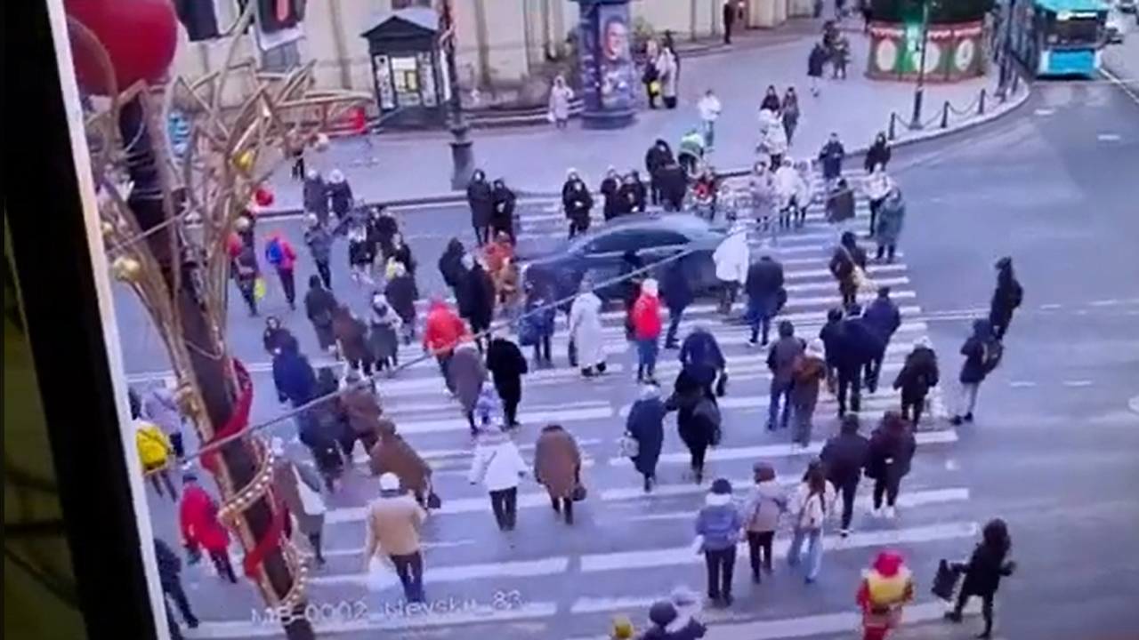 В Санкт-Петербурге водитель врезался в толпу людей на пешеходном… 