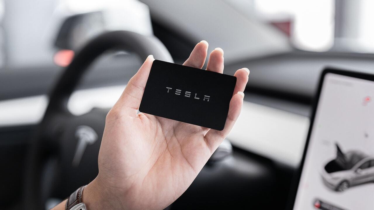 Tesla обогнала конкурентов и заняла первое место в рейтинге дорогих… 
