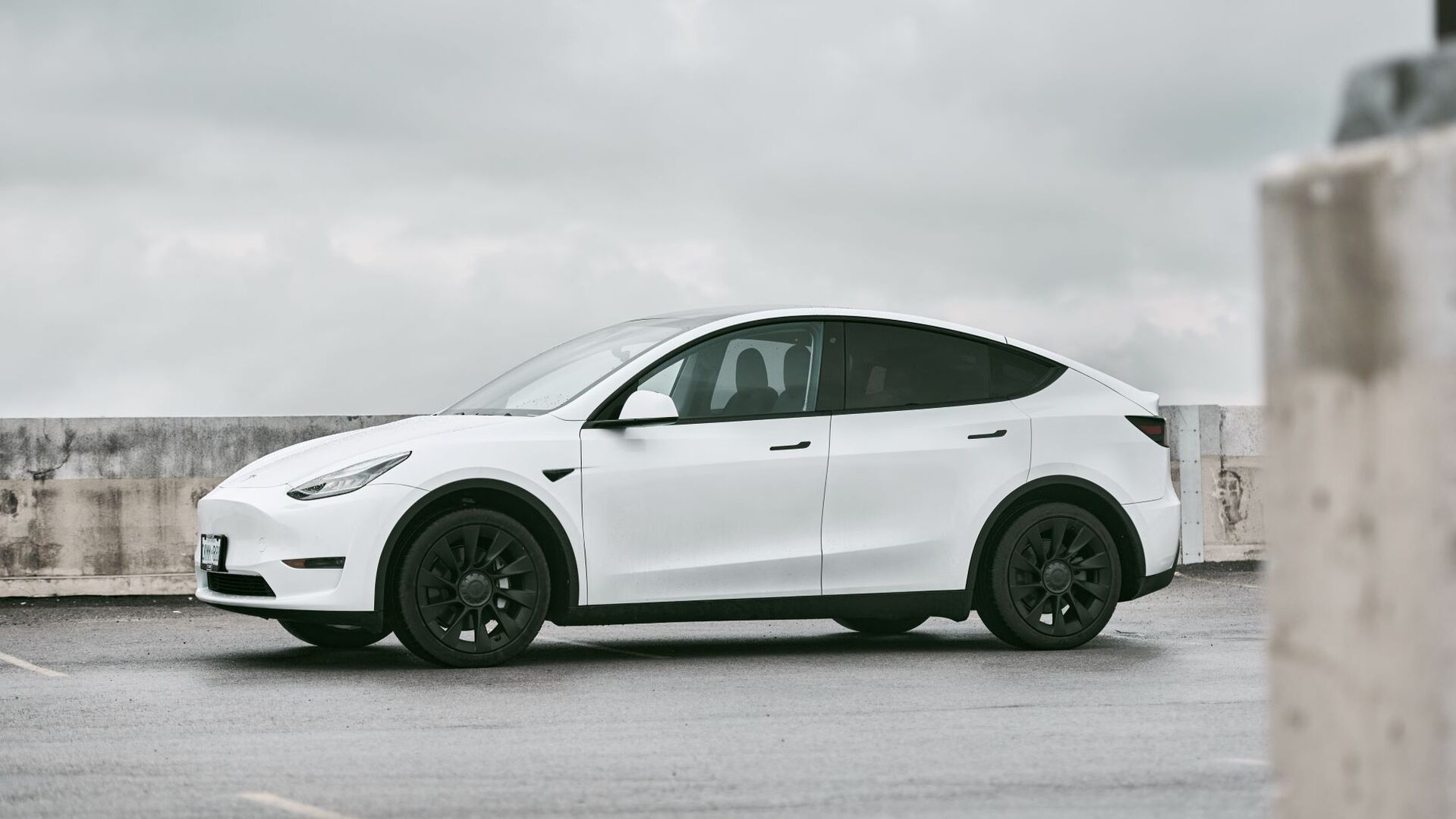 В первом квартале 2023 года Tesla обогнала Toyota по количеству проданных… 