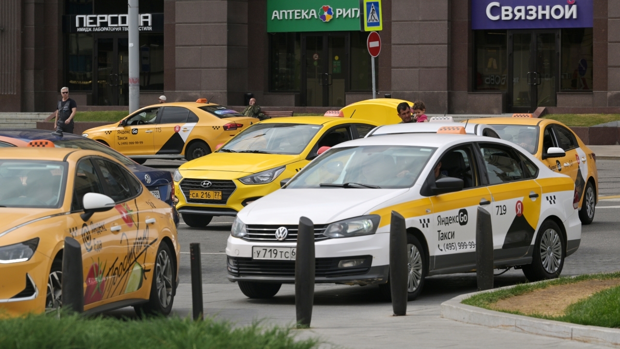 Автомобили такси не смогут стоять в жилой зоне более 30… 