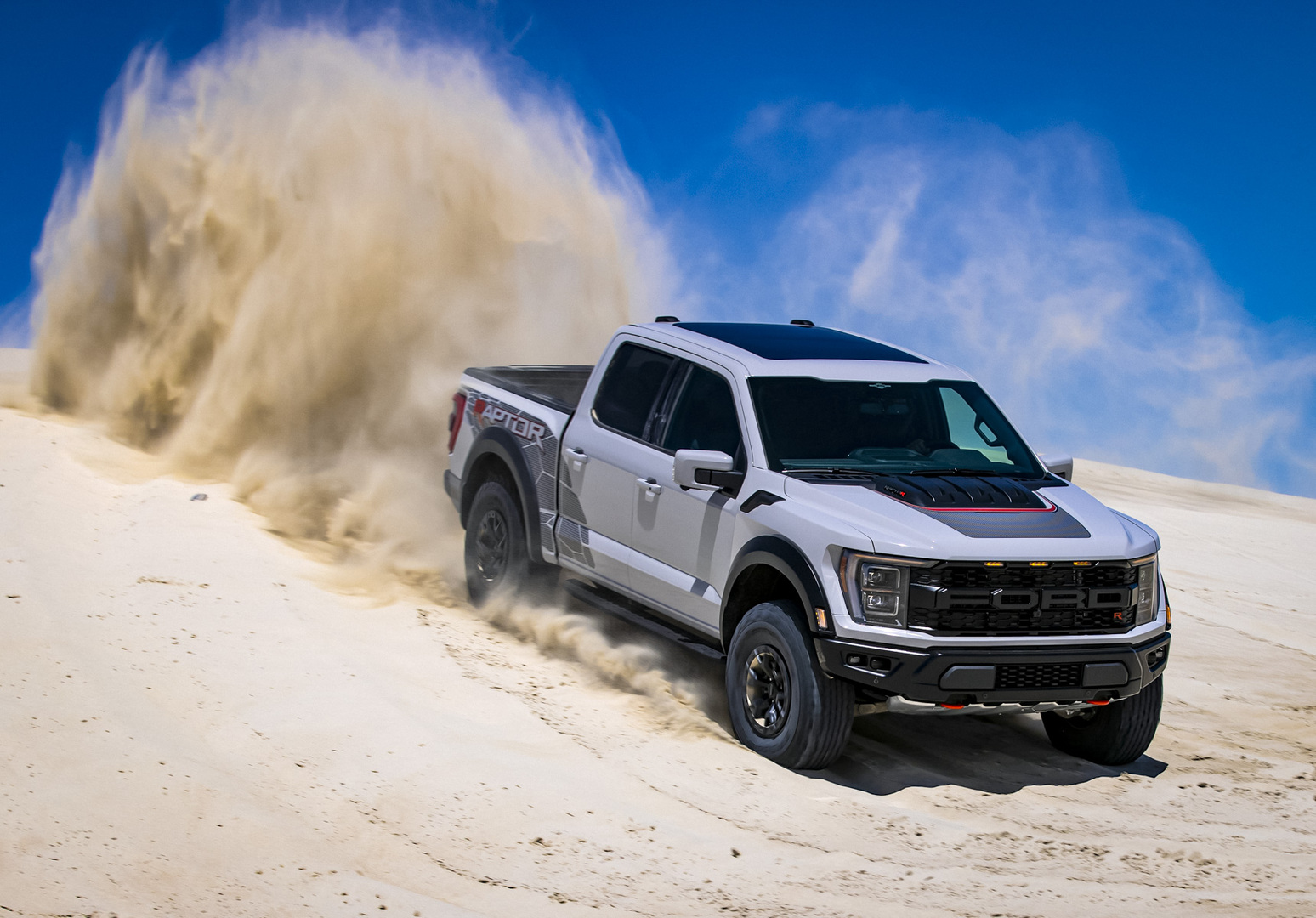 Ford f150 Raptor рядом с человеком