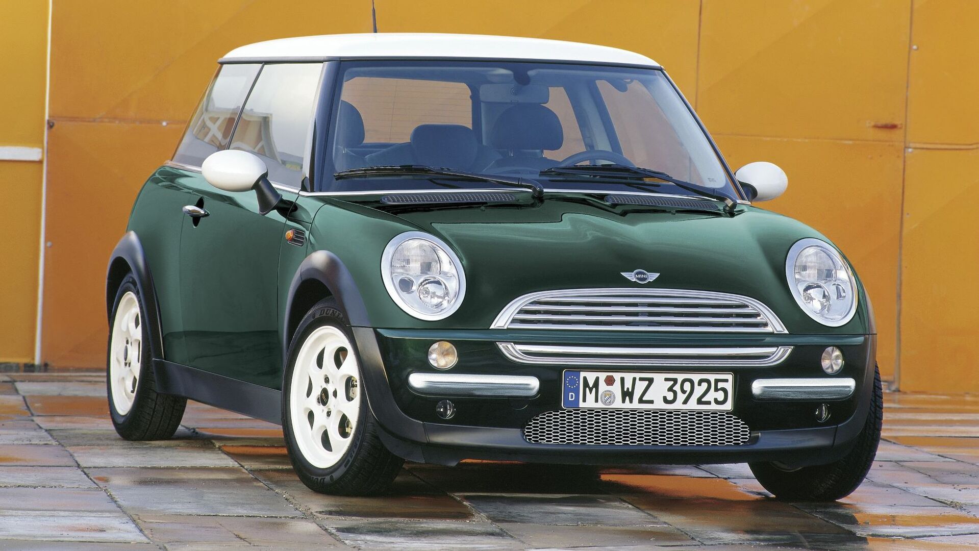 Поколения мини. Мини Купер зеленый. 2001 Mini Cooper Green. Мини Купер темно зеленый. Мини Купер салатовый.