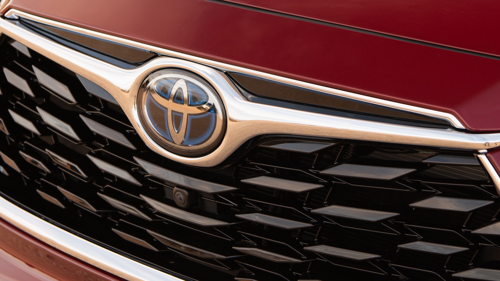 Toyota отказалась от фирменной синей эмблемы: вот… 