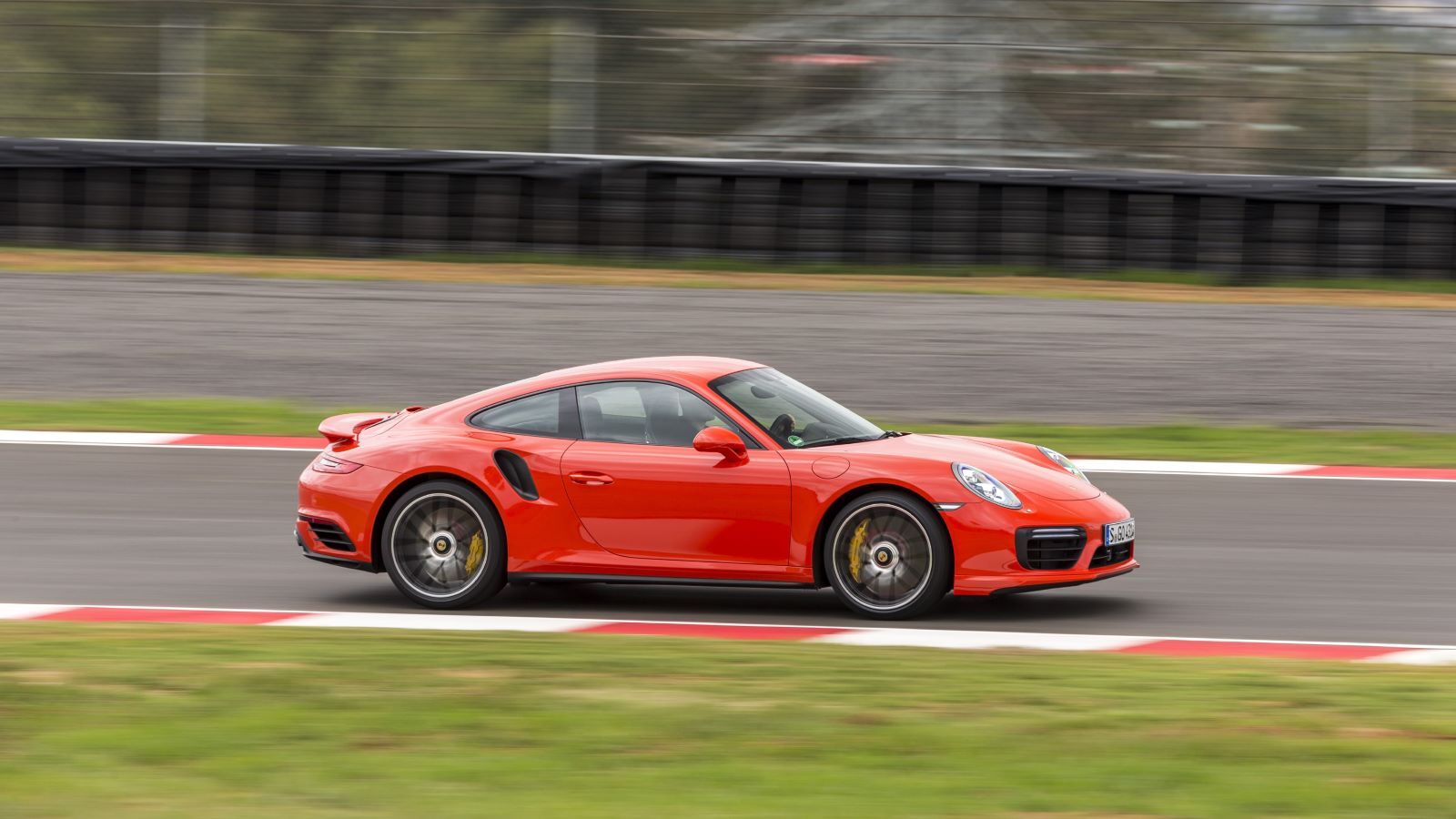 6 моделей Porsche, которые могут разогнаться свыше 300… 