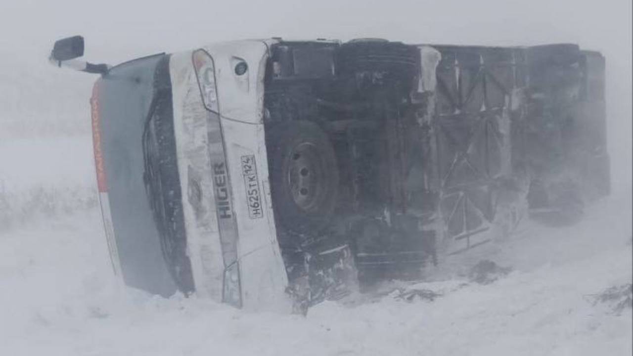 Под Красноярском автобус с пассажирами ветром сдуло в… 