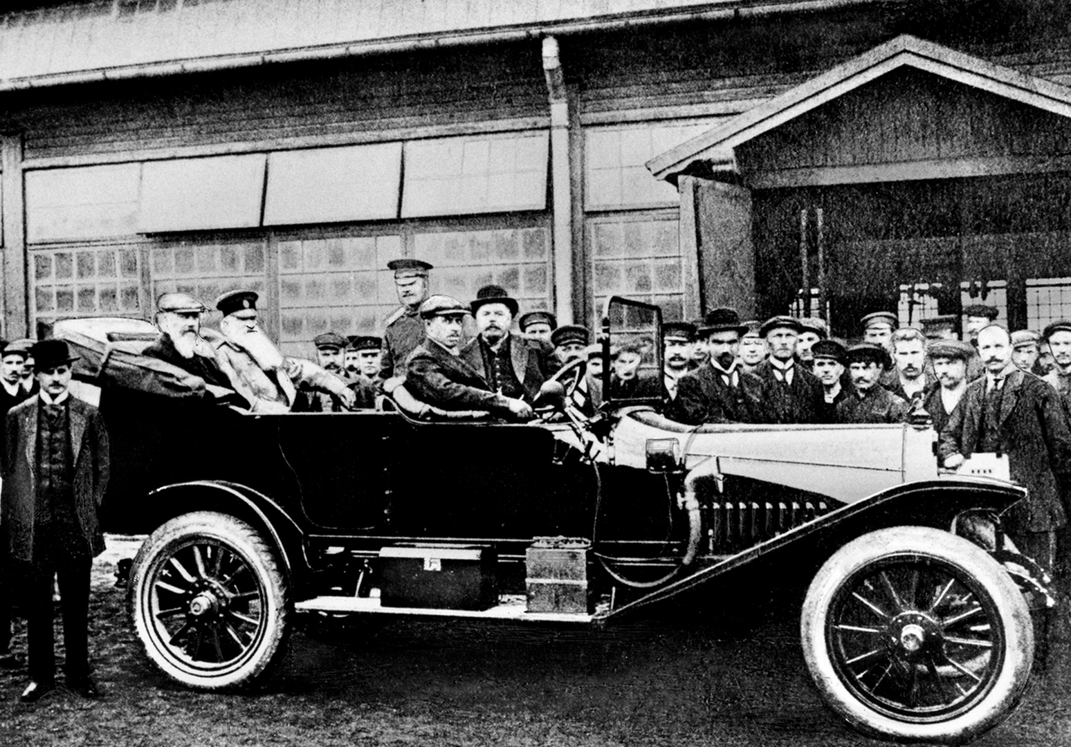 Выпущен первый в мире. Руссо-Балт 1909. Автомобили Российской империи Руссо Балт. Автомобиль 1913 Руссо Балт. Руссо-Балт с-24/30 первый серийный.