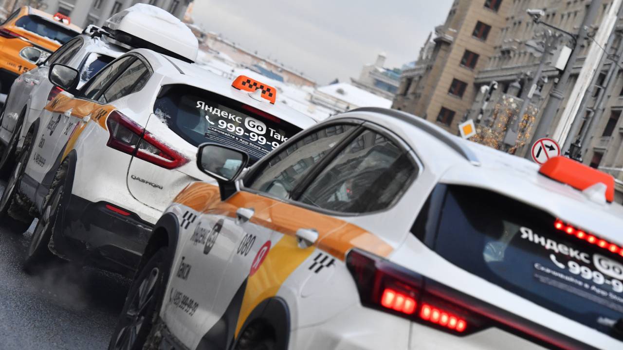 В Госдуме хотят оснащать машины такси «тревожными кнопками»… 