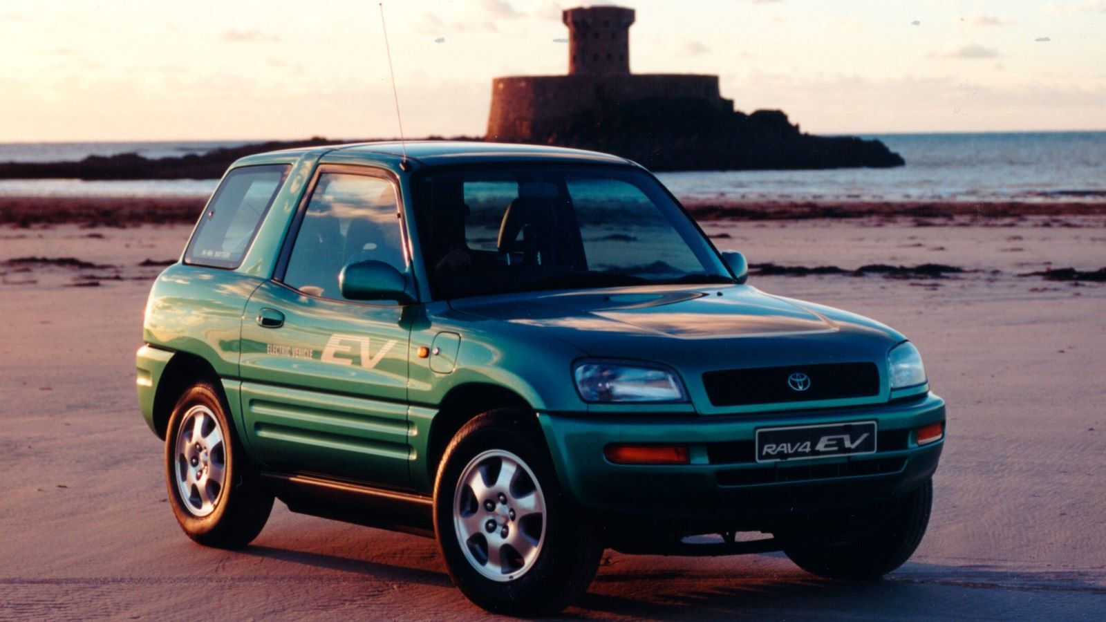 Каким был первый электромобиль Toyota из прошлого… 