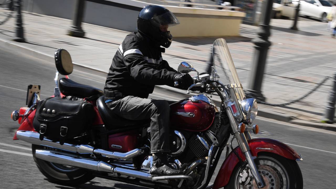В экзамен на права для мотоциклистов вернут «колейную доску»… 