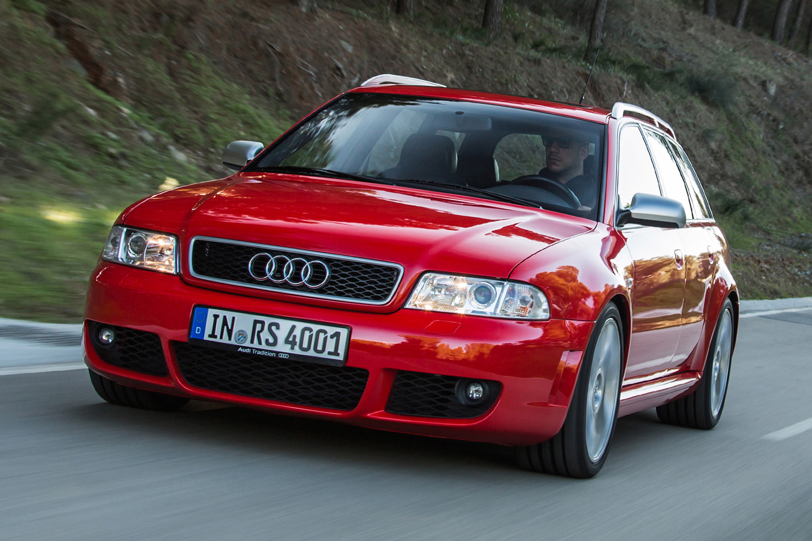 Убойный старенький «сарай»: 10 фактов про Audi RS4 Avant… 