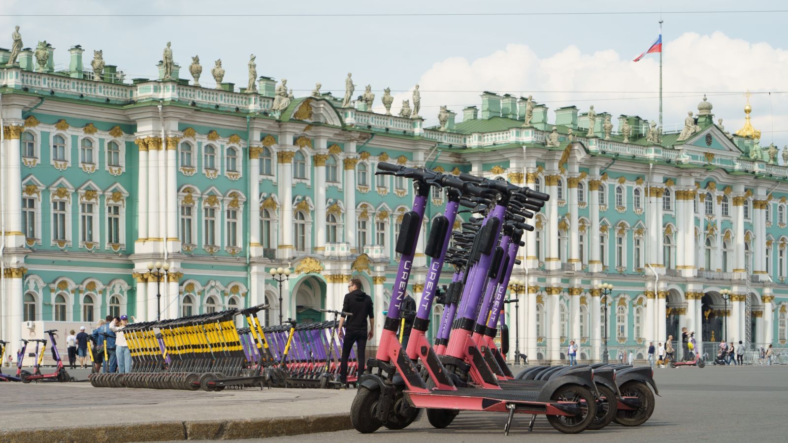 Жители Санкт-Петербурга жалуются, что электросамокаты портят облик… 