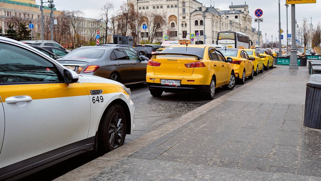 Самозанятые таксисты просят упростить требования для… 