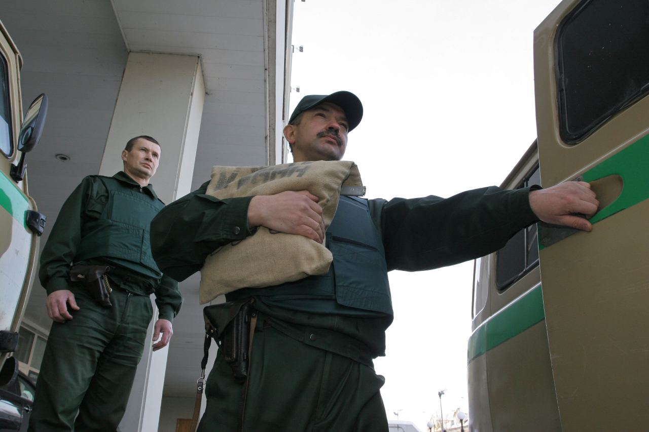 В Белоруссии мужчина нашёл на автодороге мешок, набитый… 