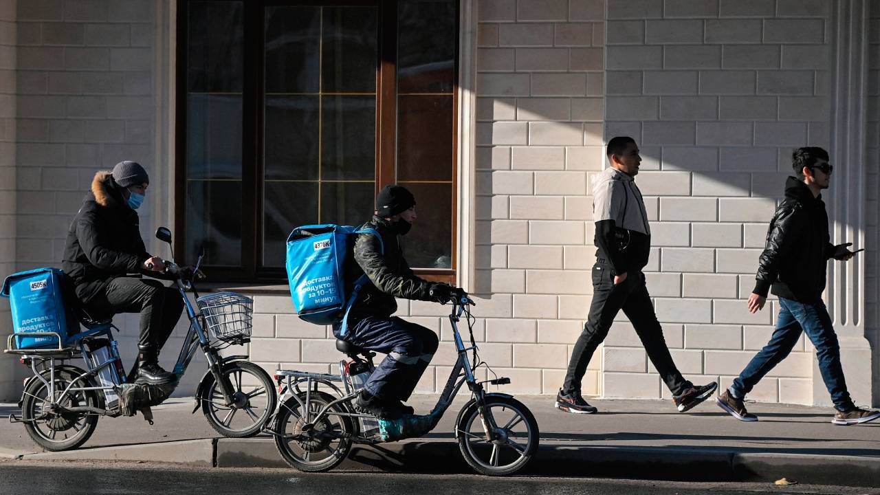 В РФ курьеров на велосипедах обяжут получать права и покупать… 