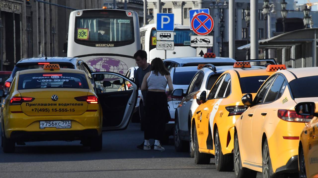 Таксистов в Москве научат выявлять… 