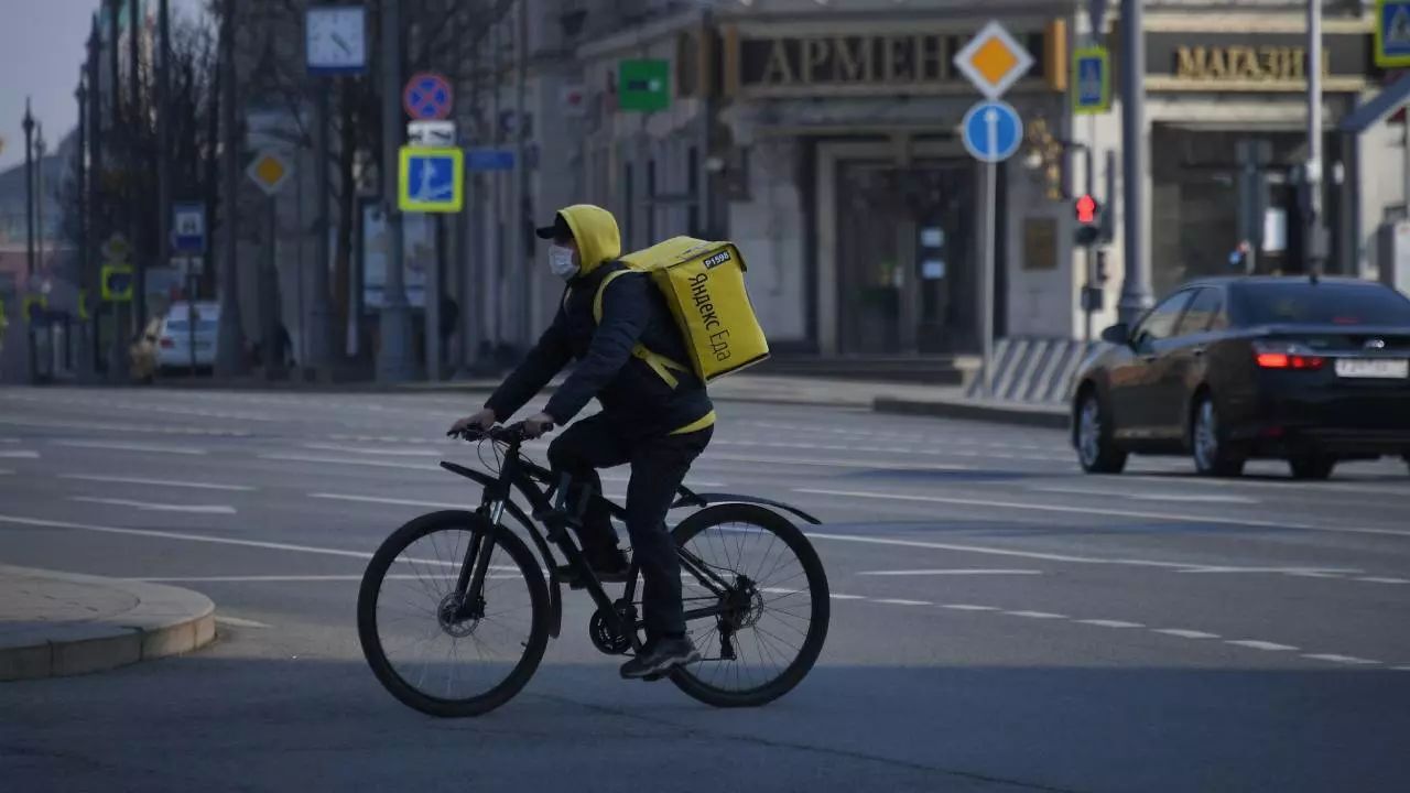 Московским велокурьерам организовали бесплатные… 