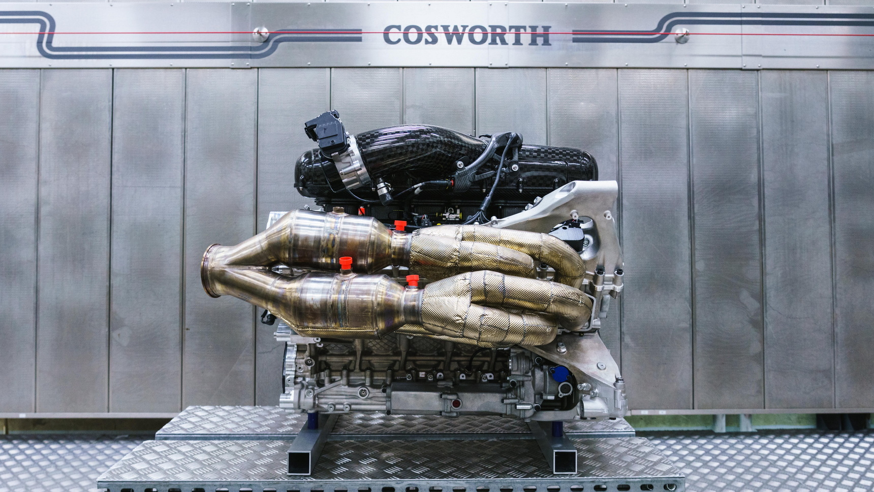 Cosworth завершил сборку атмосферных V12 для гиперкара Aston… 