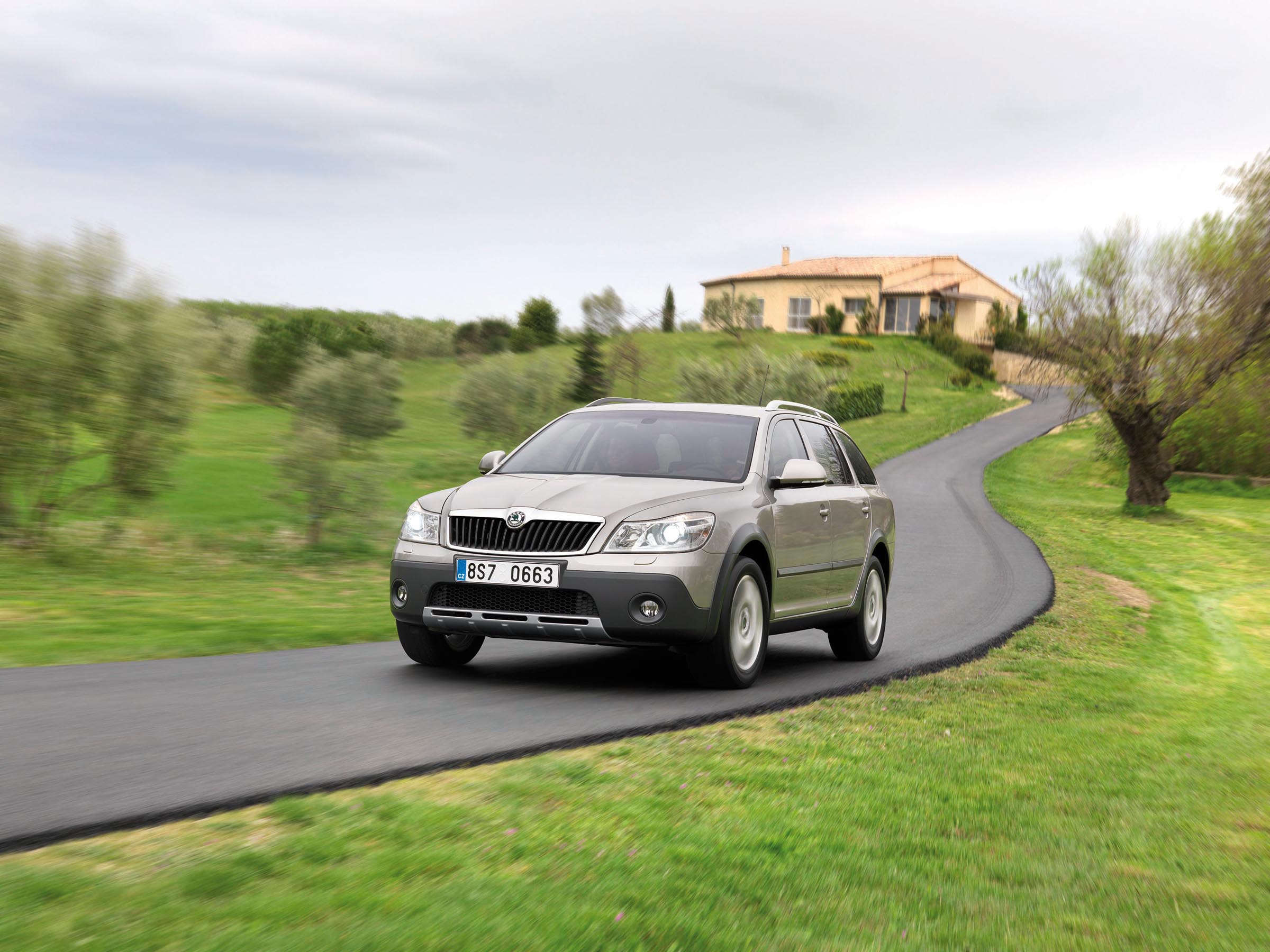 Skoda Octavia Scout II поколение рестайлинг Универсал – модификации и цены,  одноклассники Skoda Octavia Scout wagon, где купить - Quto.ru