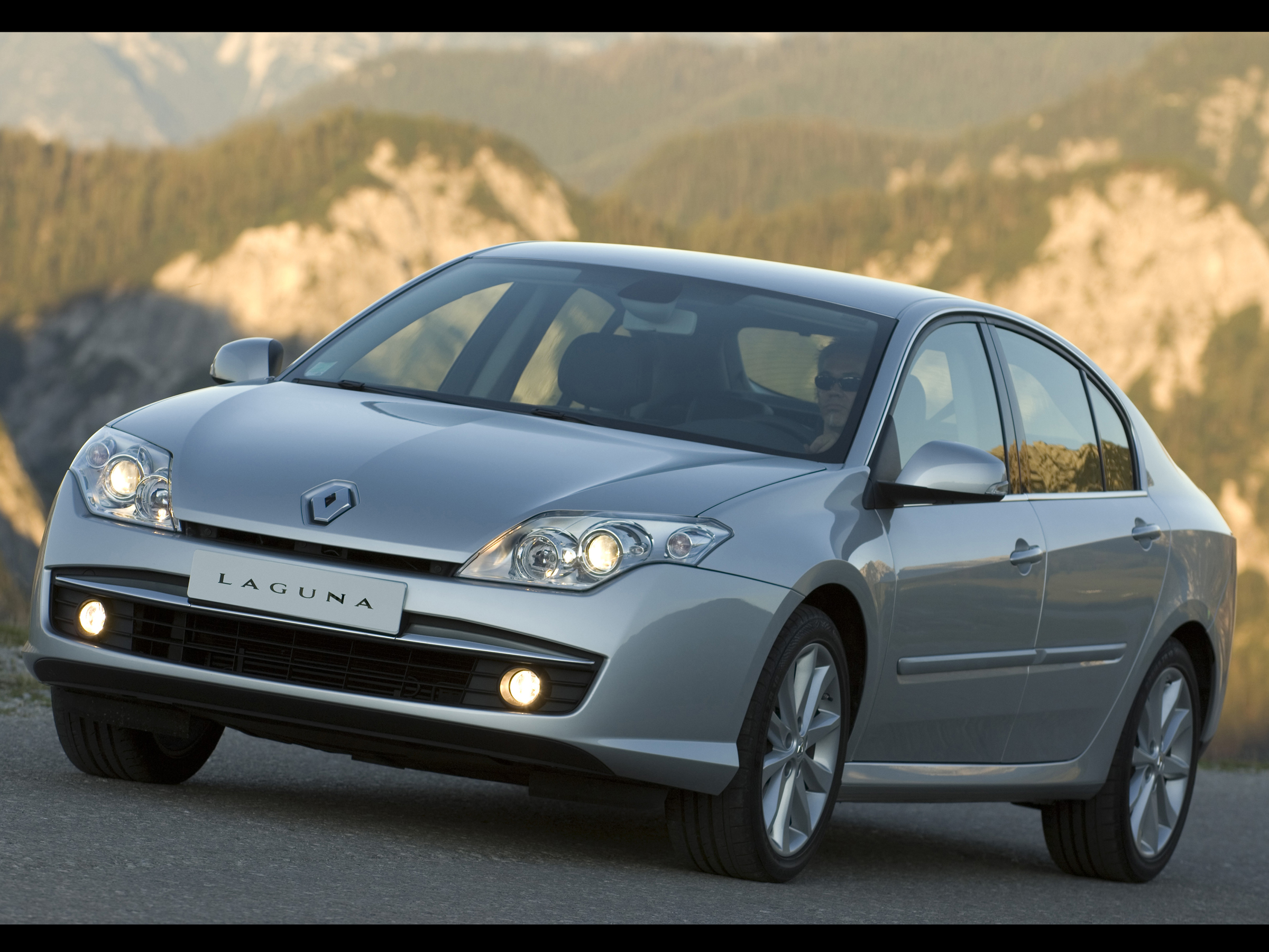 Продано: Renault Laguna хэтчбек III поколение 2.0 MT 140 л.с. бежевый в  Санкт-Петербурге - Quto.ru