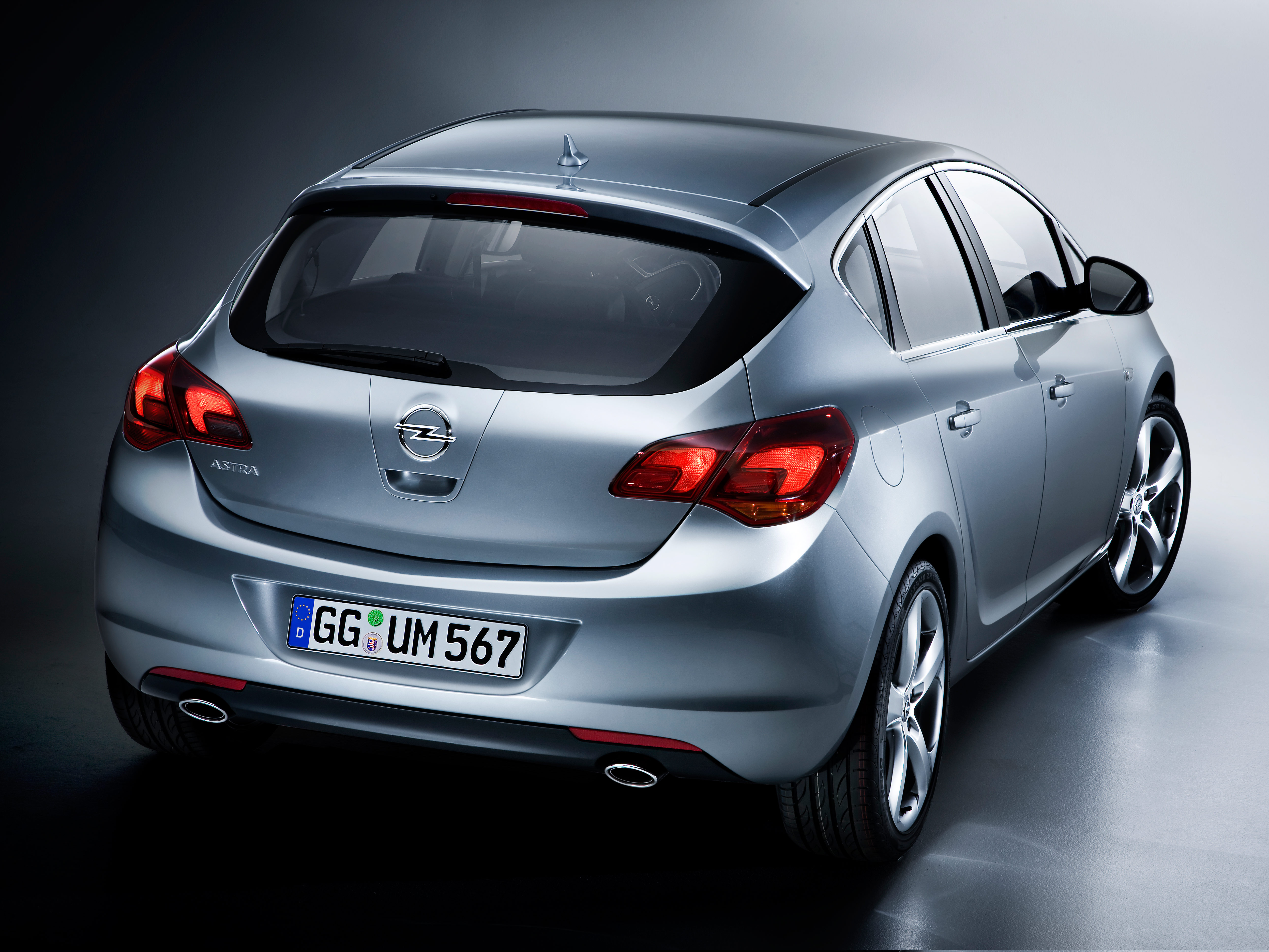 Опель хэтчбек 1 6. Opel Astra j хэтчбек. Opel Astra 2010 хэтчбек.