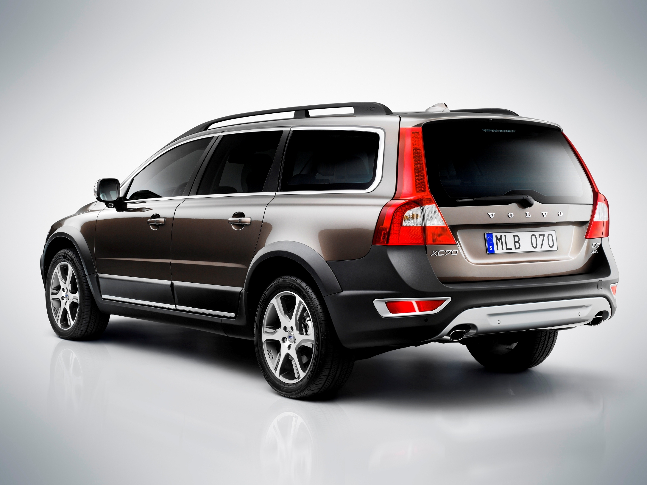 Volvo XC70 II поколение рестайлинг Универсал – модификации и цены,  одноклассники Volvo XC70 wagon, где купить - Quto.ru