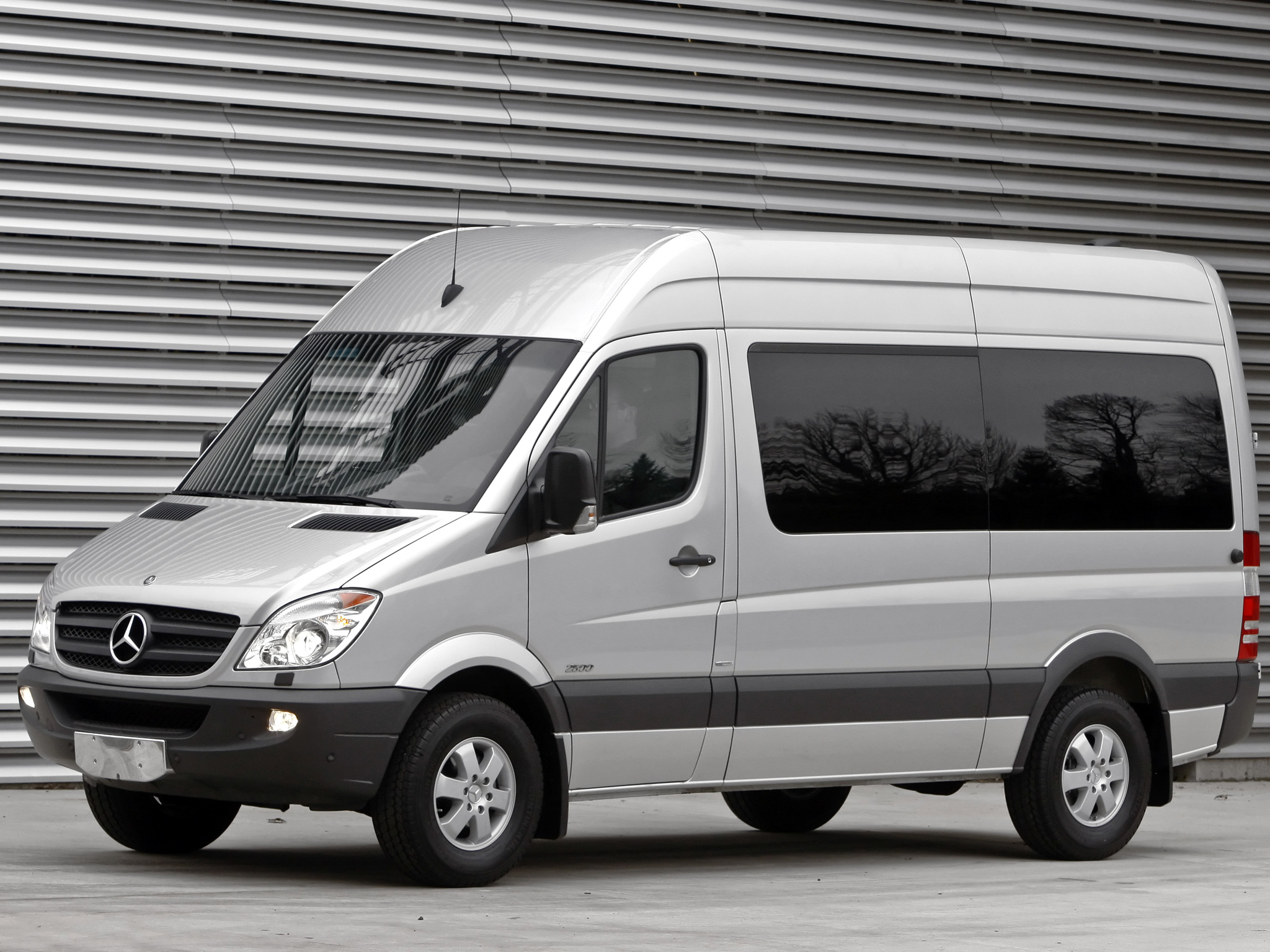 Белый микроавтобус Mercedes-Benz Sprinter в кортеж, 20 мест