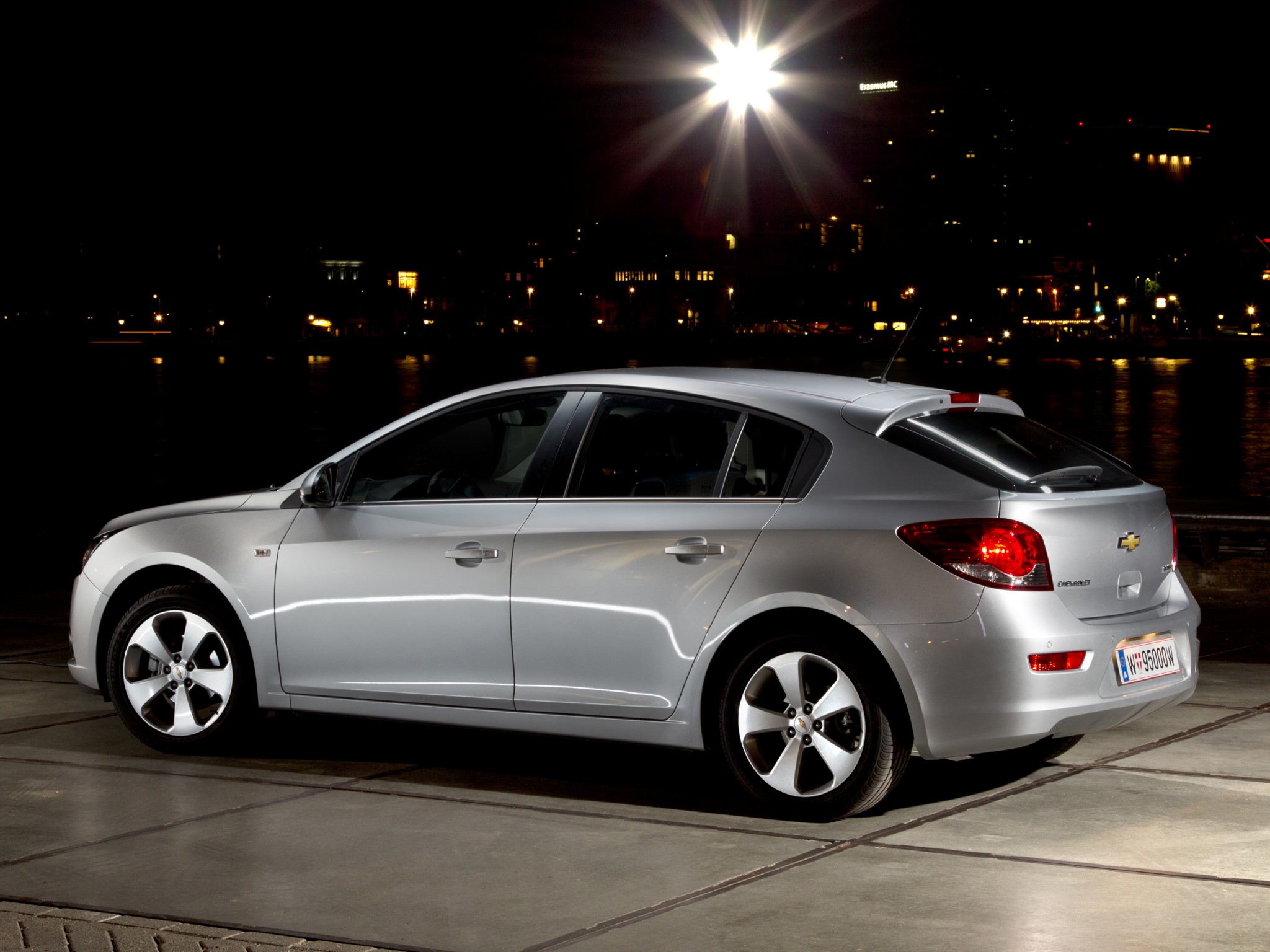 Фото Chevrolet Cruze хэтчбек J300 - Quto.ru