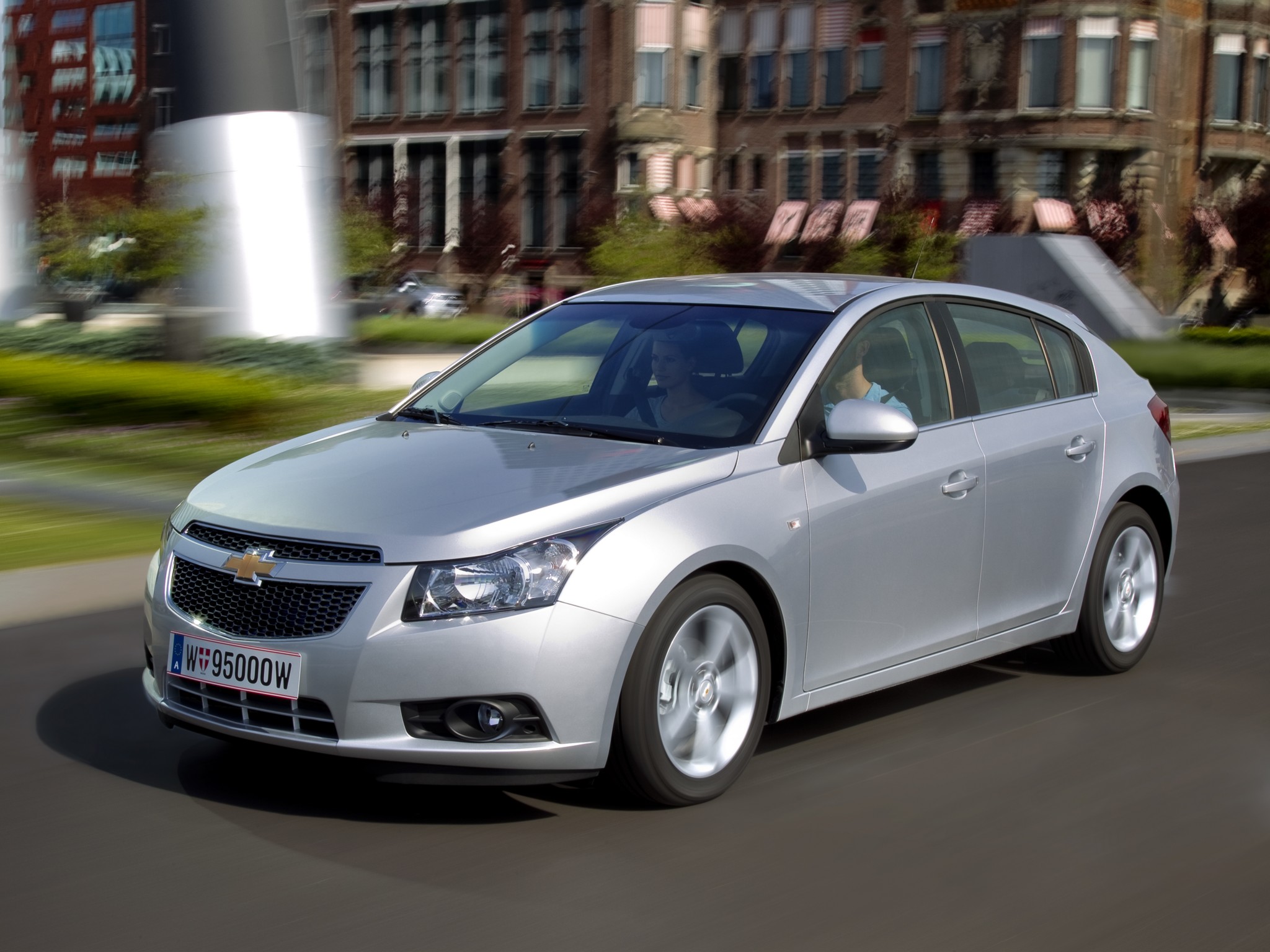 Фото Chevrolet Cruze хэтчбек J300 - Quto.ru