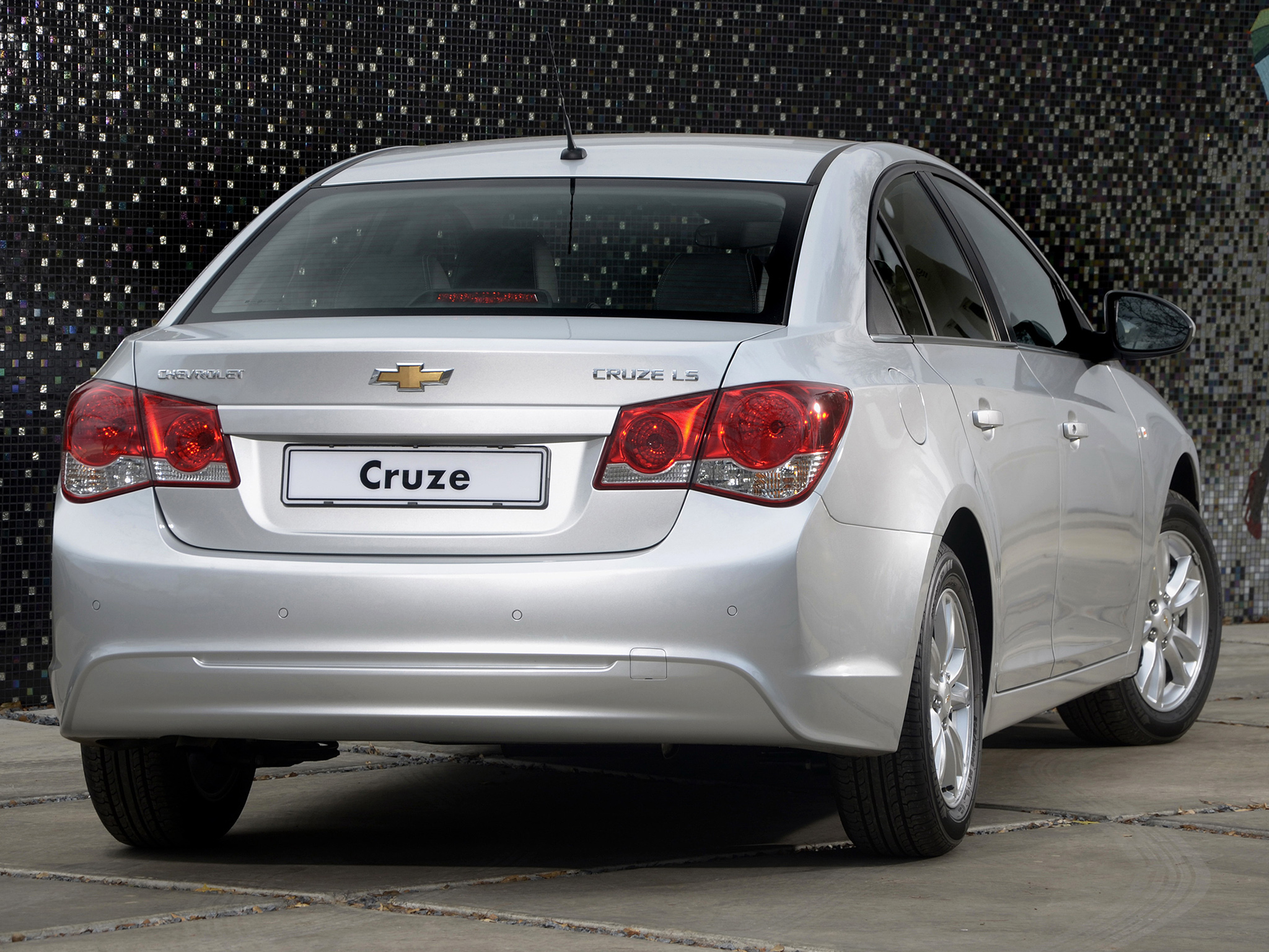 Продано: Chevrolet Cruze седан J300 рестайлинг 1.6 AT 109 л.с. белый в  Москве - Quto.ru