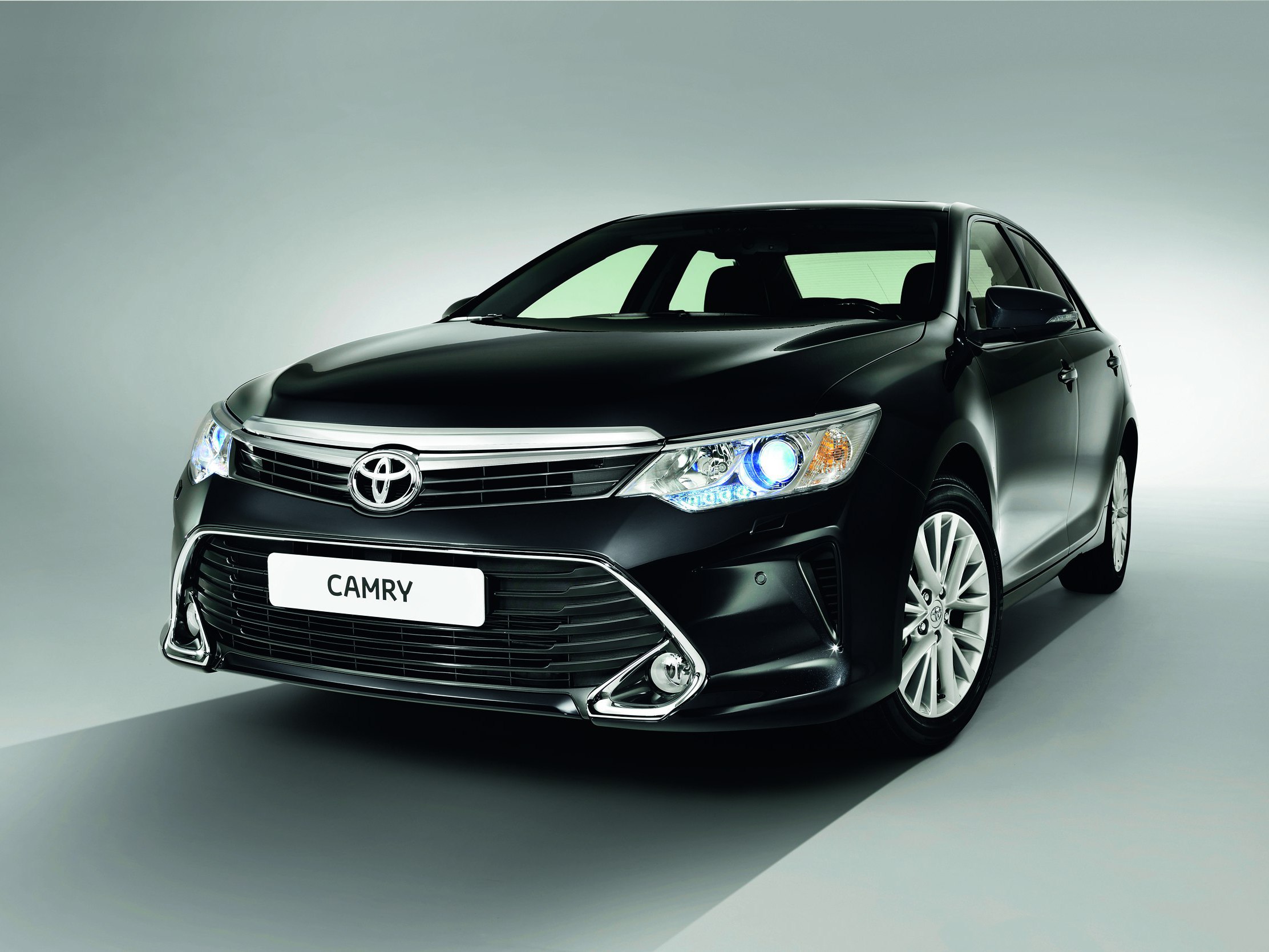 Toyota Camry VII поколение рестайлинг Седан – модификации и цены,  одноклассники Toyota Camry sedan, где купить - Quto.ru